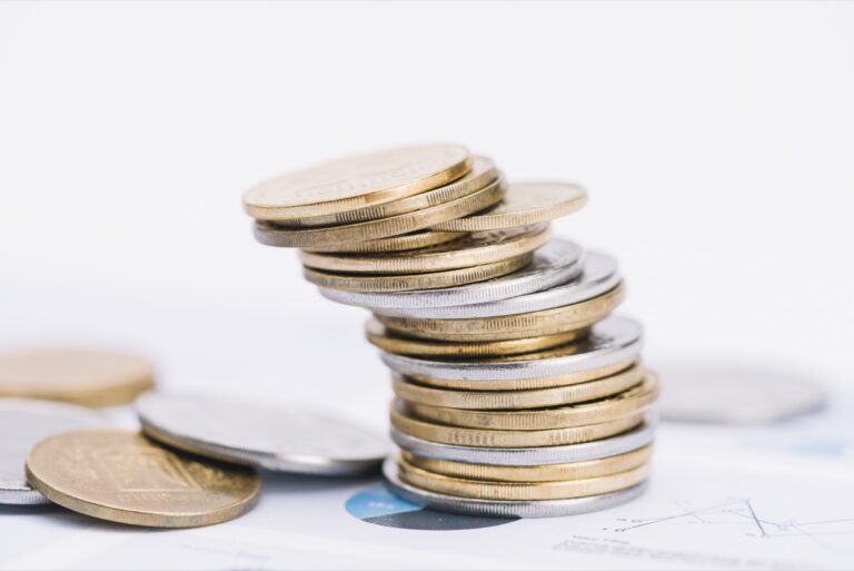 Moedas caidas simbolizando o acumulo de dividas