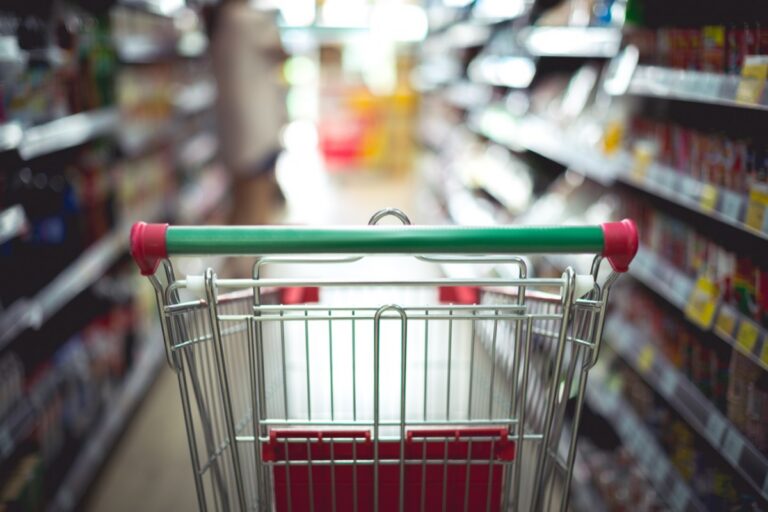 Mulher fazendo compras em um supermercado