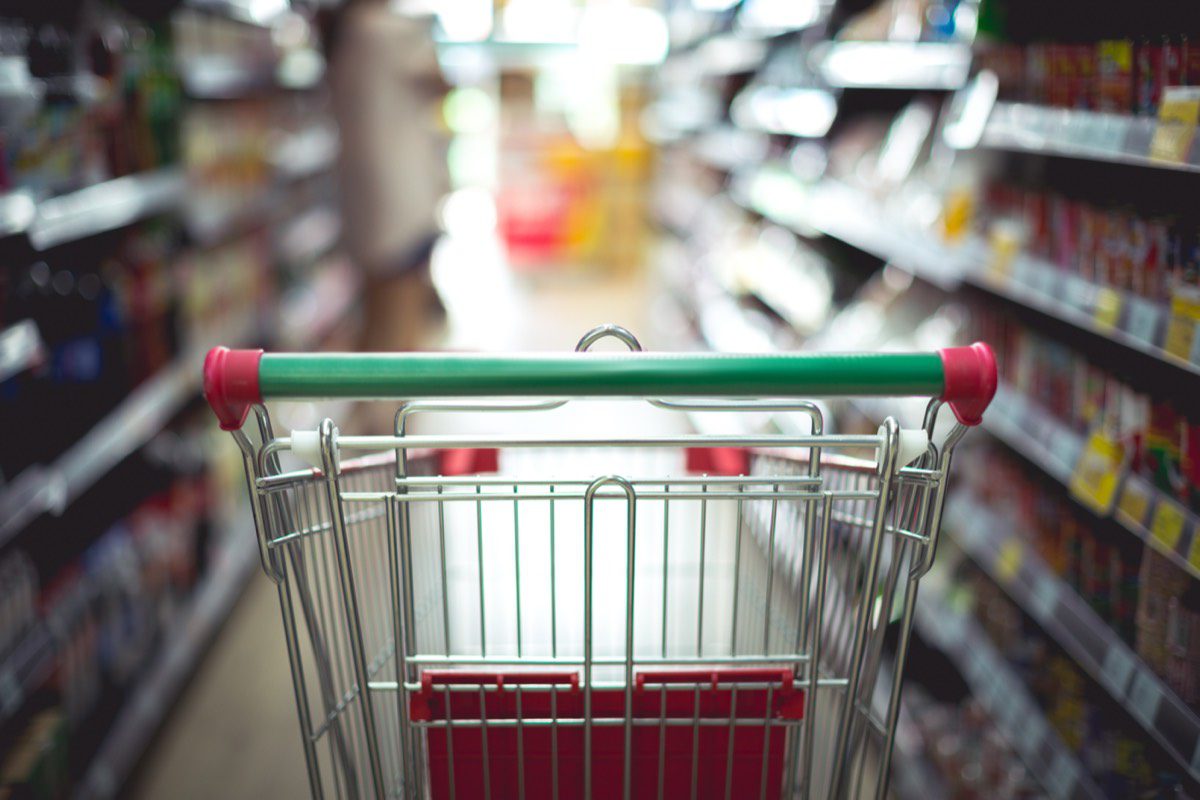 Mulher fazendo compras em um supermercado